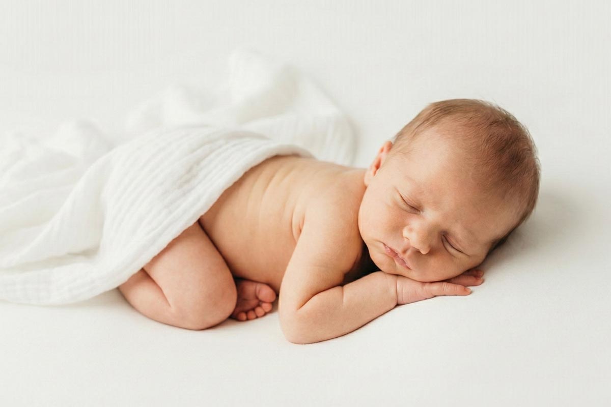Neugeborenenfotograf-im-Studio-Muenchen-Hell