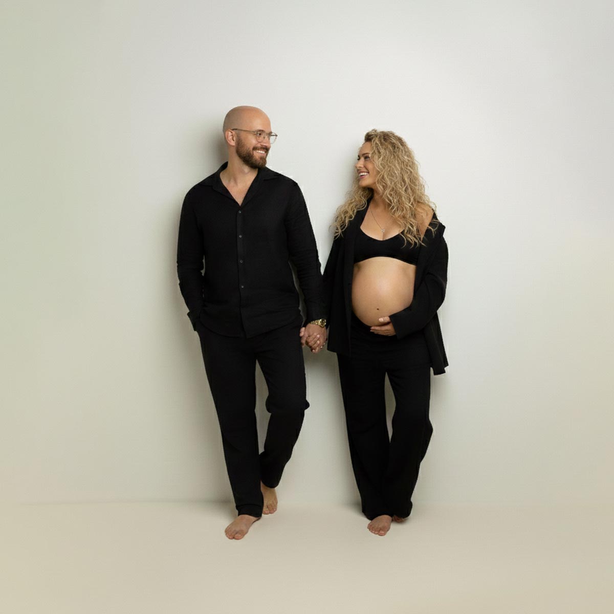 Schwangerschaft-Foto-Studio-minimalistisch-fotoshooting-mit-Partner