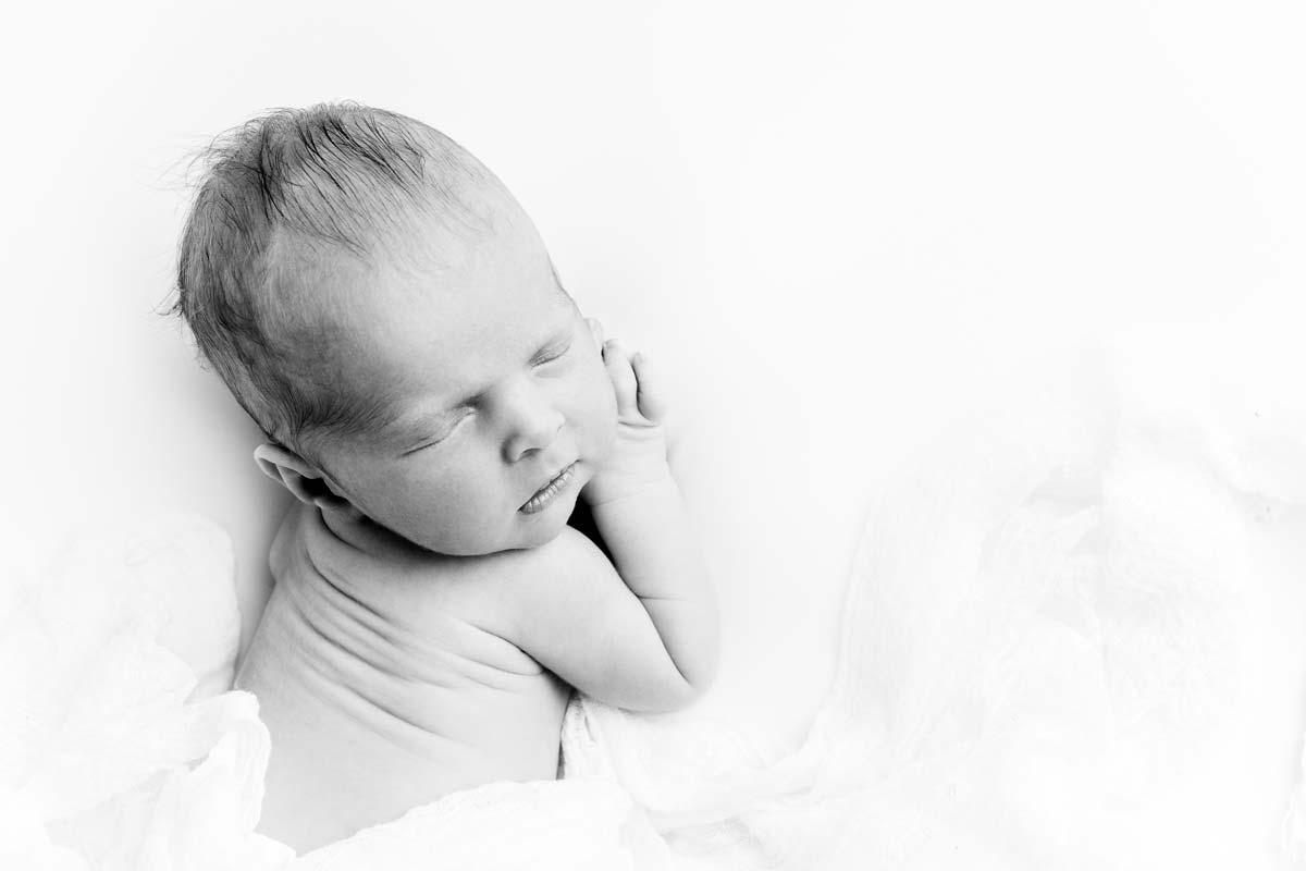 authentische-neugeborenenfotos-minimal-style-muenchen