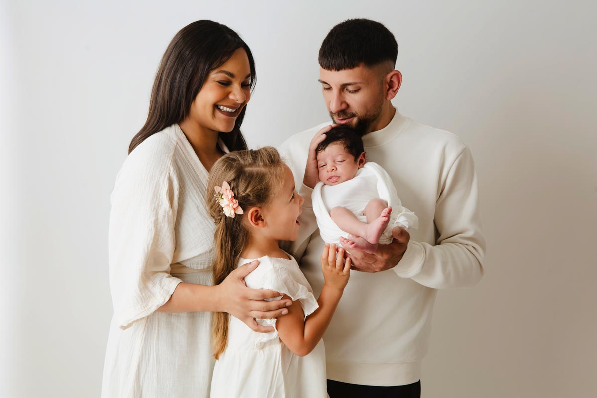 minimalistische-neugeborenenfotografie-muenchen-natuerlich