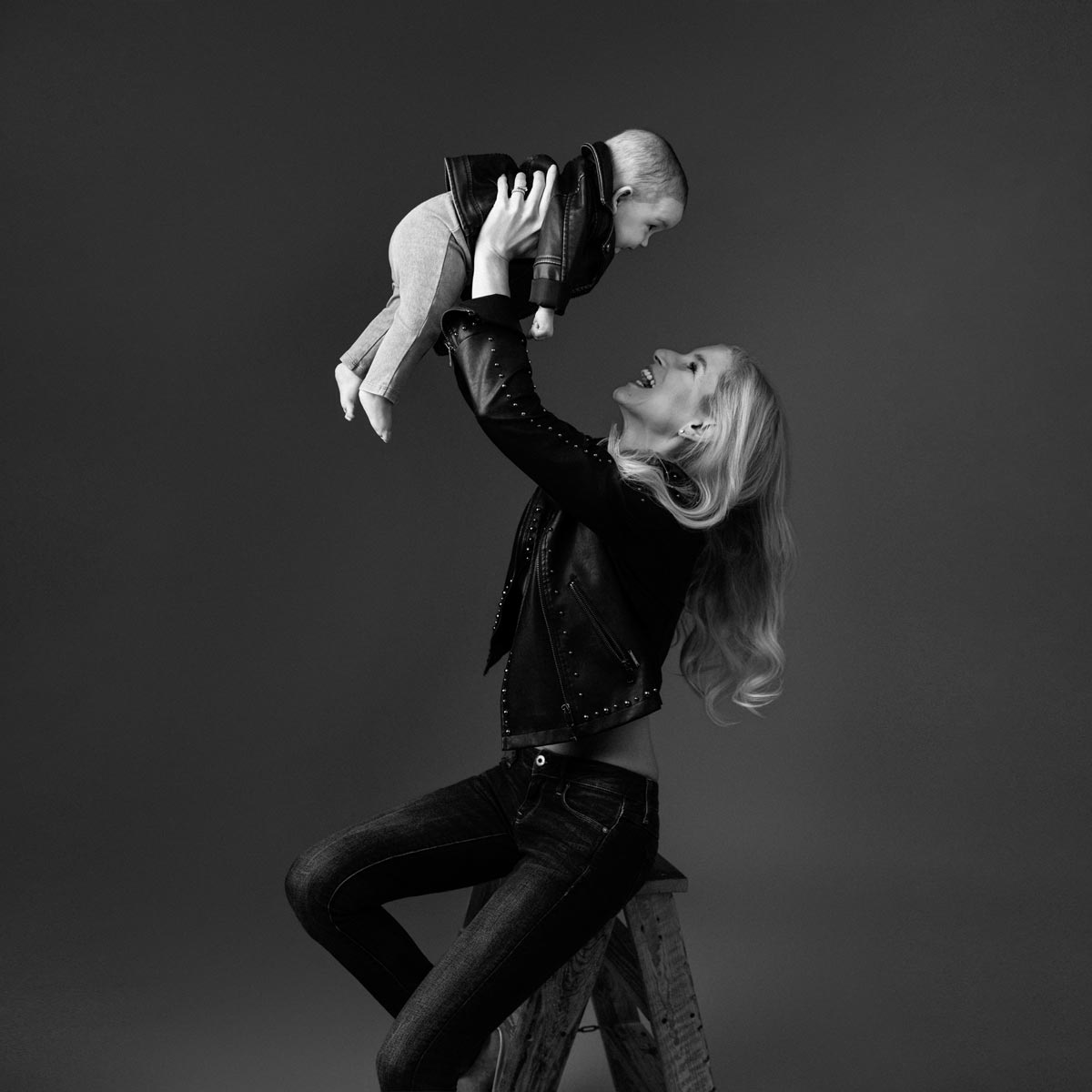 Ein Familien-Fotoshooting im Vogue-Stil ist ideal für Familien, die mehr möchten als klassische Familienbilder: eine kreative, durchdachte Erfahrung mit editorialer Ästhetik und einem raffinierten Ergebnis. Es ist eine wunderbare Wahl für: Mamas, die sich schön, sichtbar und wertgeschätzt fühlen möchten Familien, die Mode, Styling und ein stimmiges Bildkonzept lieben Mutter-Baby-Shootings, bei denen Zärtlichkeit und Ausdruck gleichermaßen wichtig sind Familien, die moderne, elegante und natürliche Familienfotos in München suchen – mit einer besonderen, persönlichen Note Bei diesem Shooting geht es nicht nur um einen bestimmten Look, sondern um ein Gesamterlebnis, bei dem jedes Detail zum Ergebnis beiträgt.