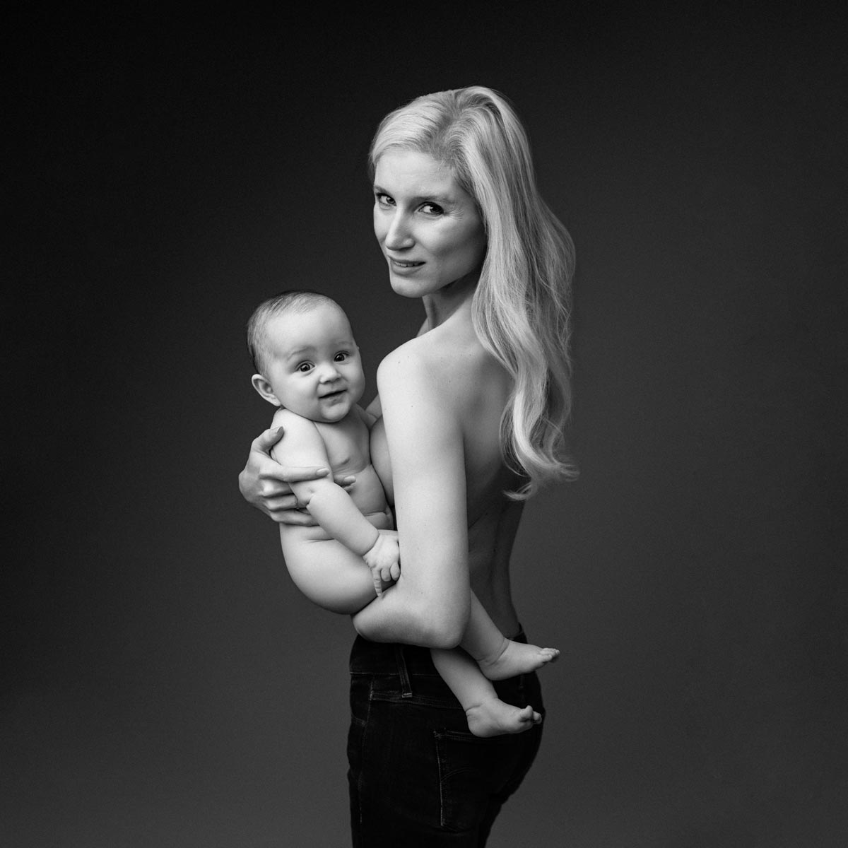 stilvolle-familienfotos-muenchen-clean-und-editorial