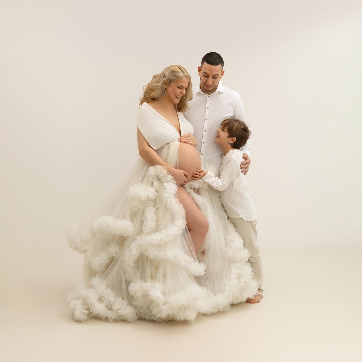 maternity-fotoshooting-muenchen-romantisch-kleid-studio