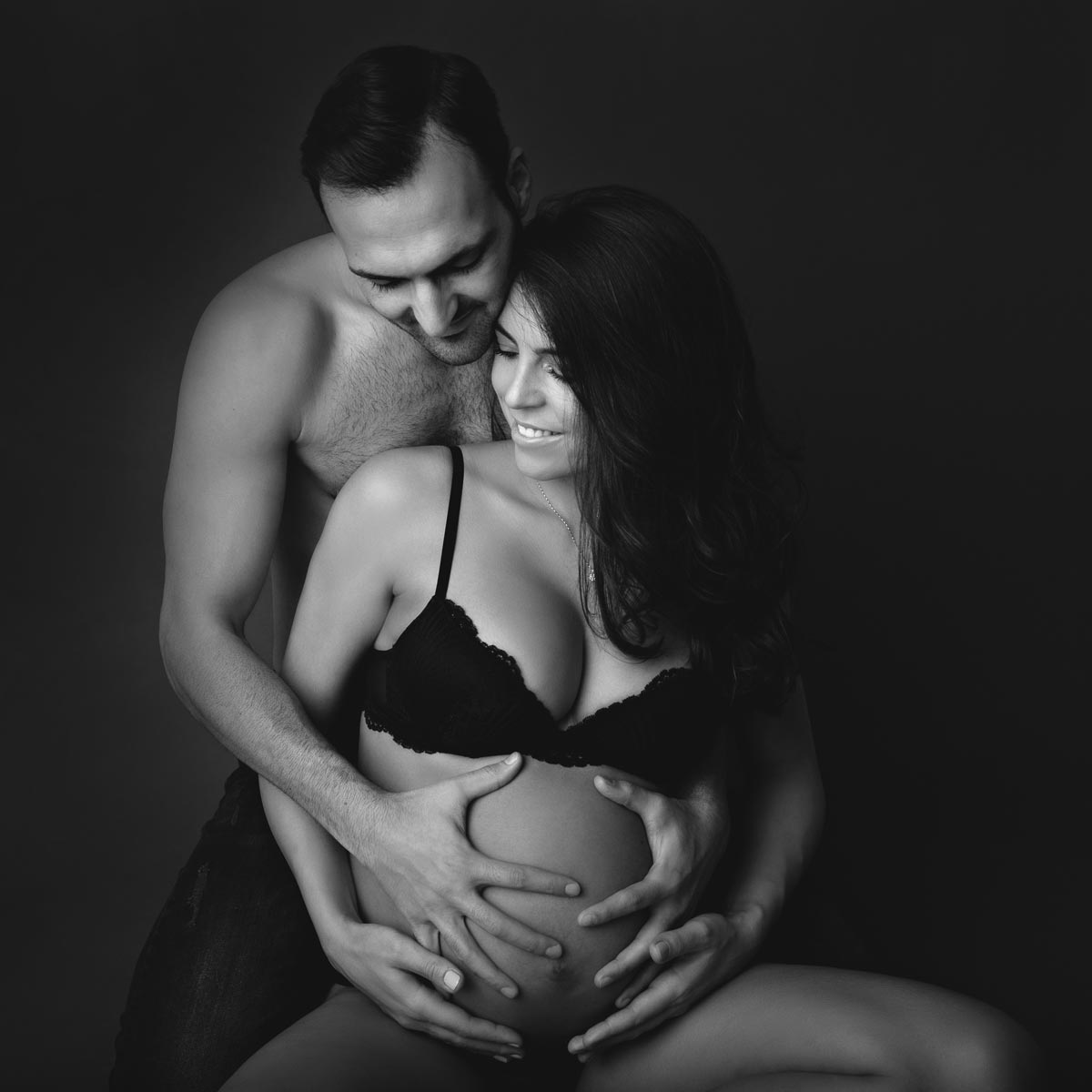 minimalistische-babybauchfotos-muenchen-studio