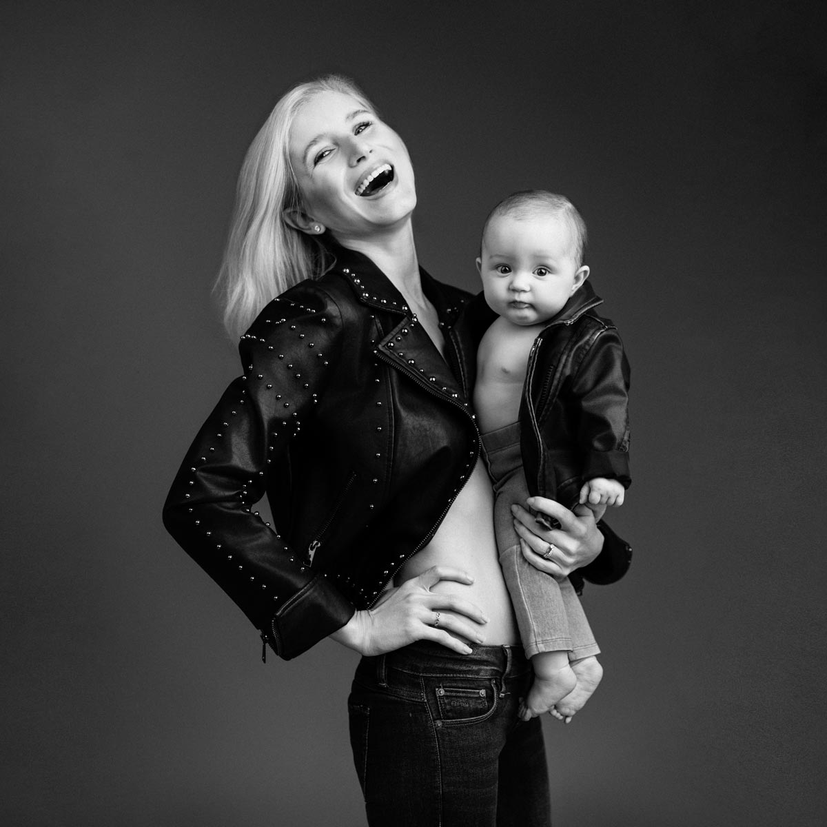 minimalistische-familienfotos-muenchen-vogue-stil