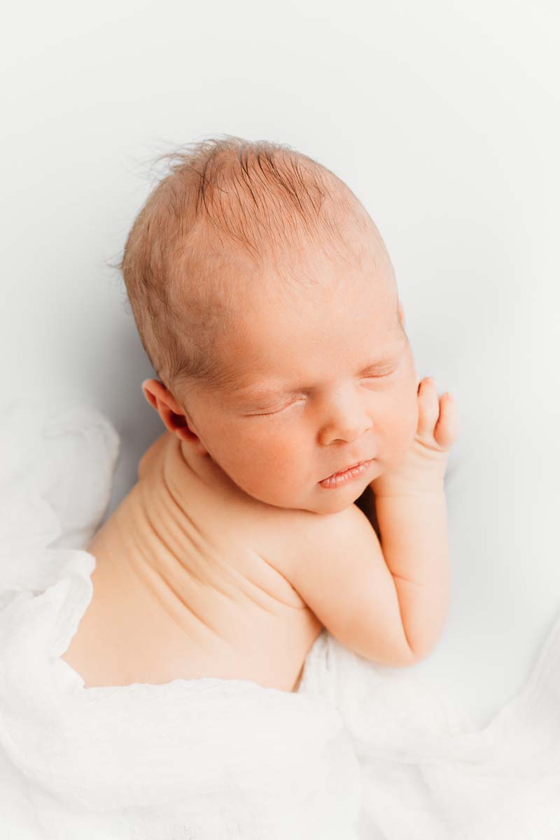 minimalistische-neugeborenenfotografie-muenchen