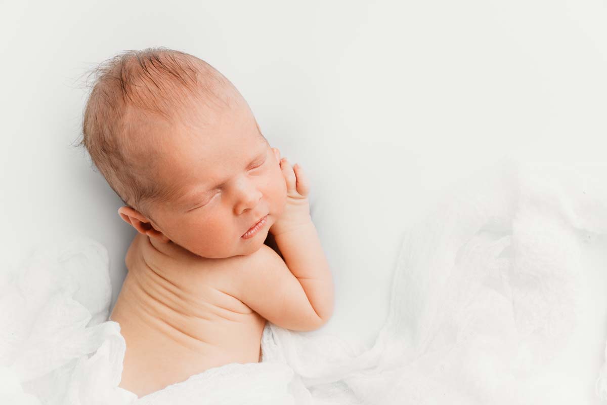 natuerliche-minimalistische-neugeborenenfotografie-muenchen