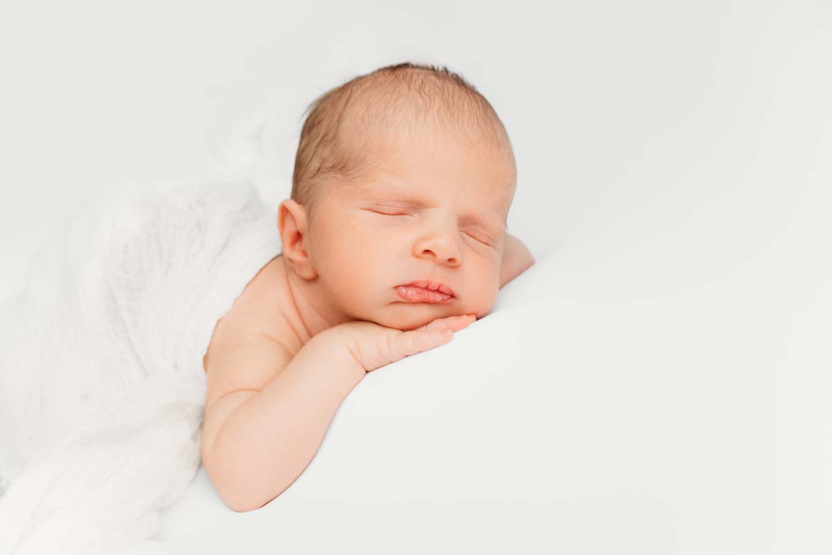 schlichte-babyfotos-muenchen-heller-hintergrund