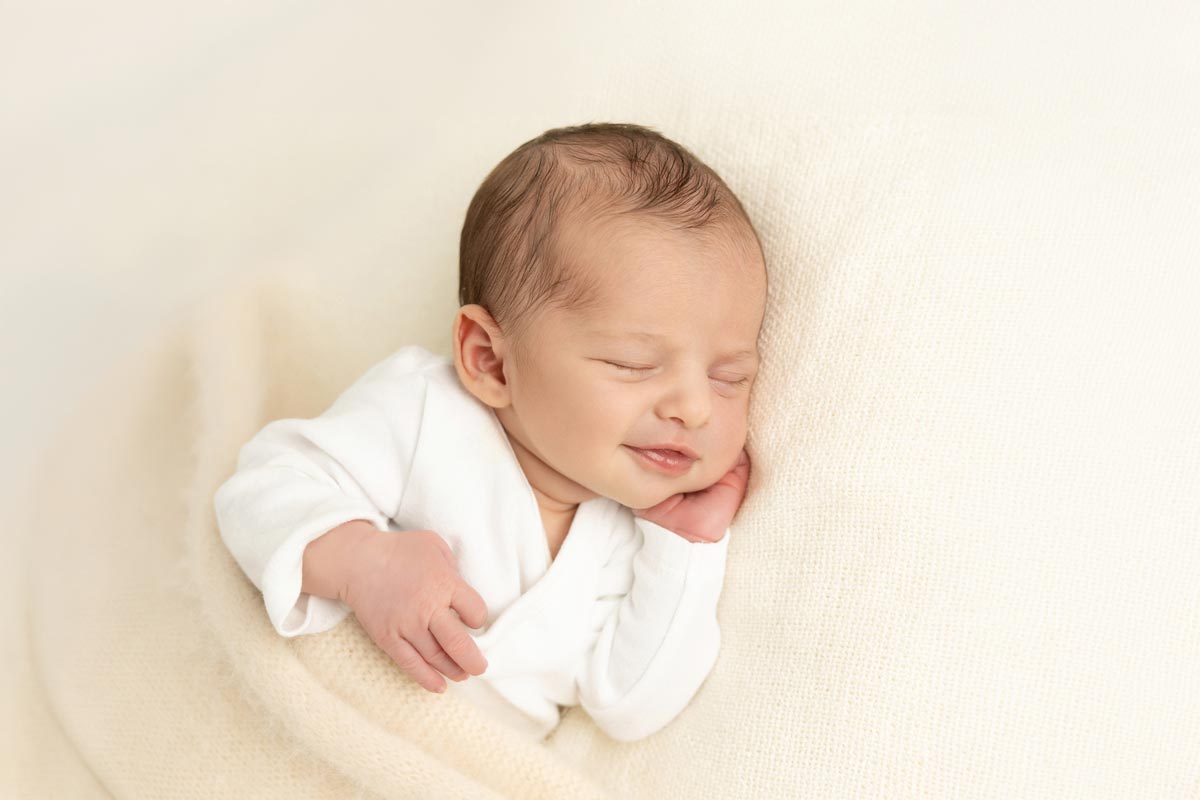 neugeborenen-fotografie-muenchen-minimalistisch