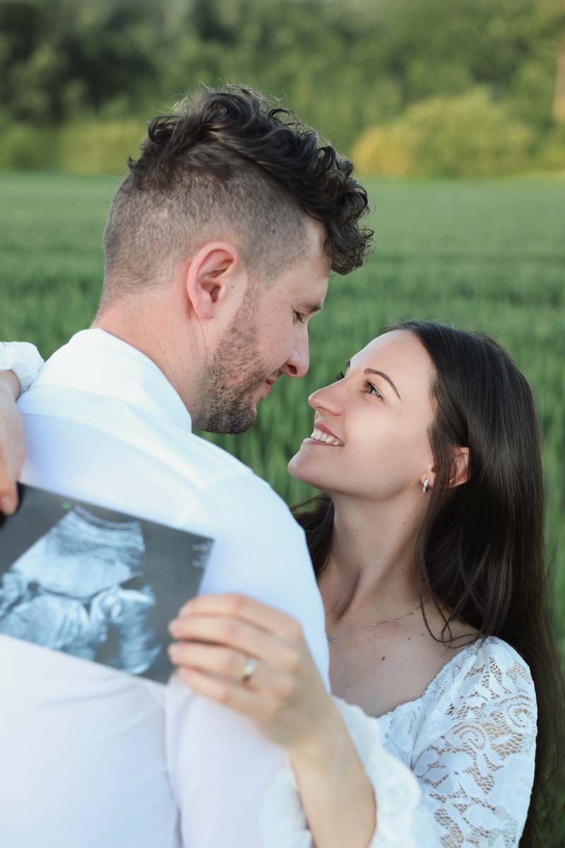babybauch-fotoshooting-paar-boho-kleid-outdoor-muenchen