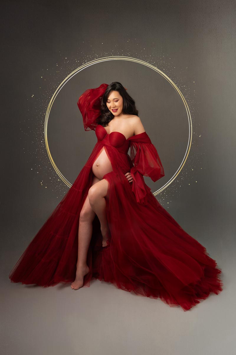 babybauchshooting-luxus-muenchen-rotes-kleid-golden-aura