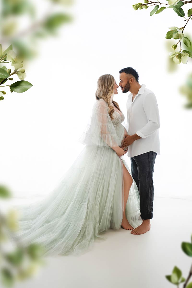 luxury-pregnancy-shooting-munich-with-elegant-dresses