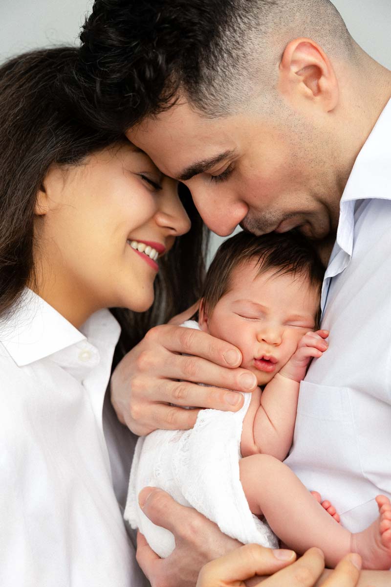 neugeborenen-shooting-mit-mama-und-papa-muenchen