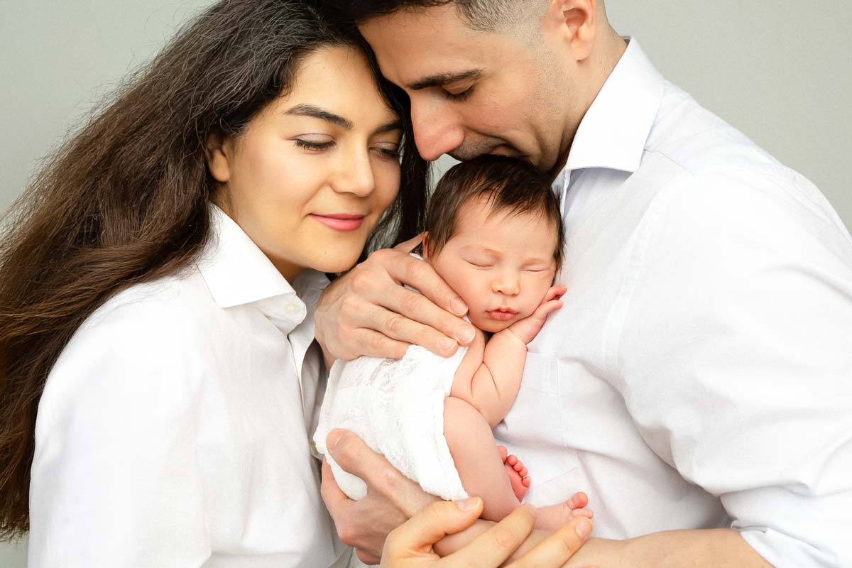 newborn-fotoshooting-mit-eltern-muenchen