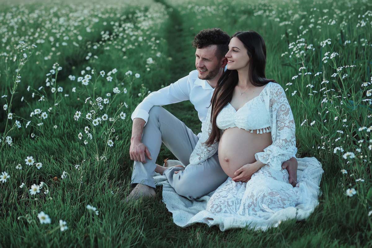 outdoor-babybauchfotos-mit-partner-im-boho-kleid-muenchen