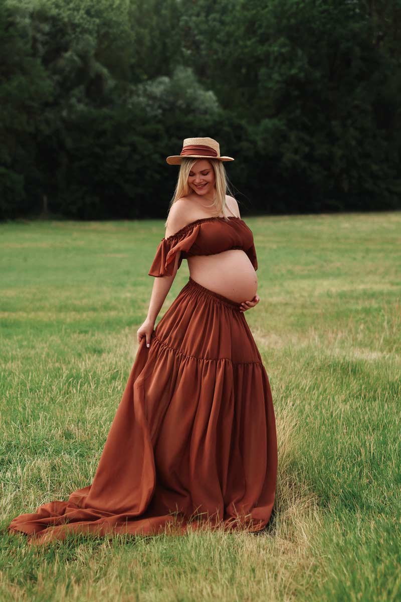 babybauch-fotoshooting-mit-kleid-muenchen