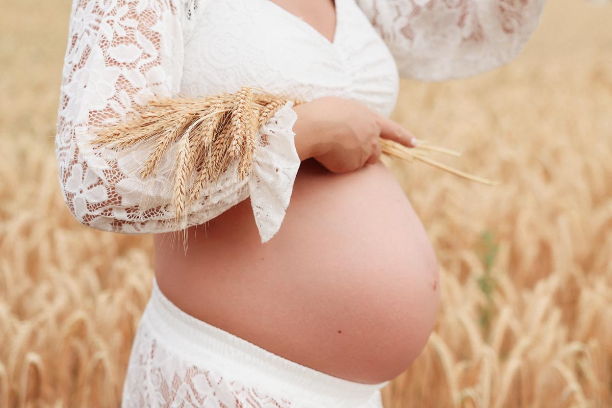 babybauch-fotoshooting-unter-freiem-himmel-muenchen