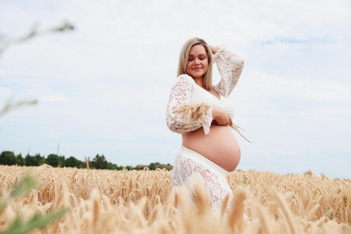 babybauchfotografie-beim-sonnenuntergang-muenchen